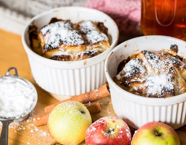 Apfelstrudel auf Holzgrund — Stockfoto