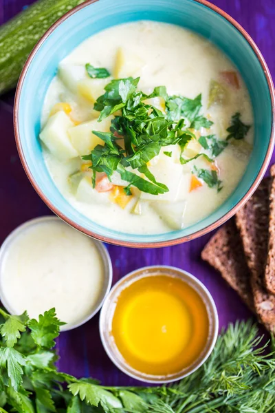 Soupe végétarienne maison aux pommes de terre, carottes, poivre foncé — Photo