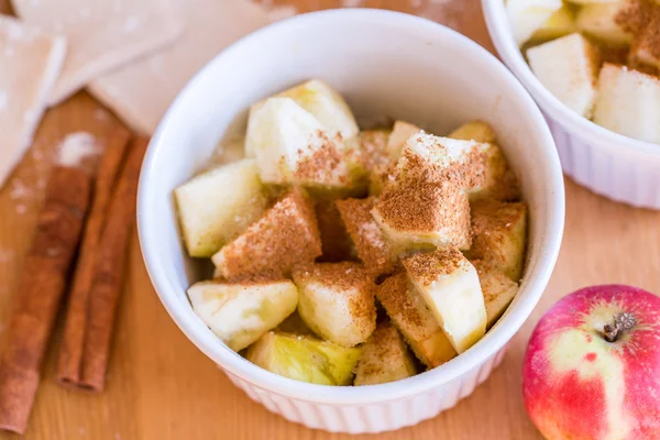 Red apples, cinnamon for apple pie — Stock Photo, Image