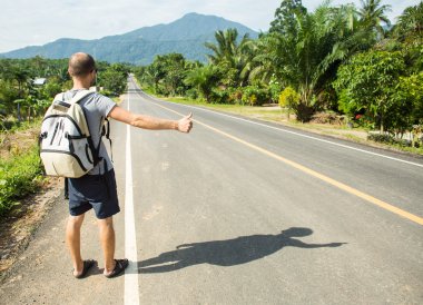 otostopçu Gezgin dağ yolda arabayı durdur çalışın