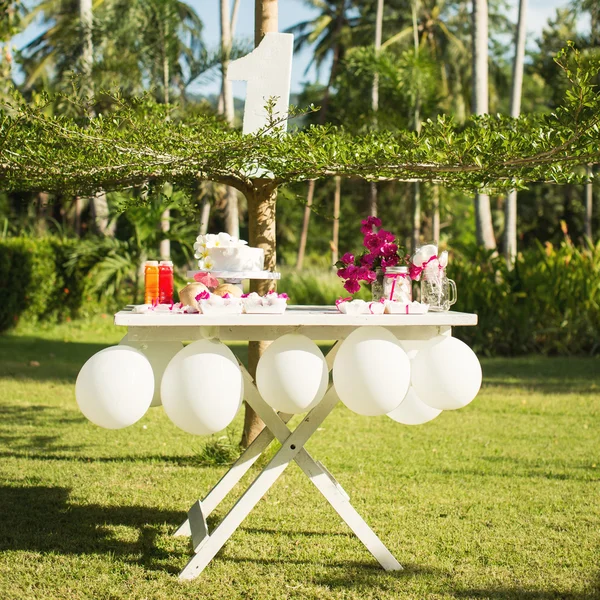 Mesa de postres para una fiesta. Pastel de ombre, magdalenas, dulzura y f —  Fotos de Stock