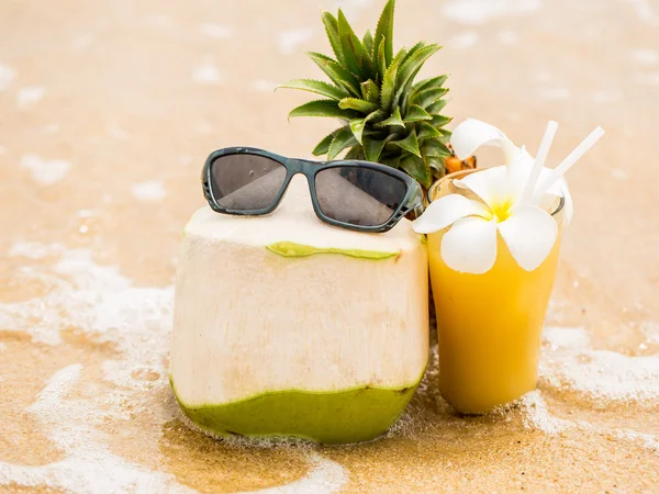 Pina colada plaj tatil sırasında meyve kokteyli — Stok fotoğraf