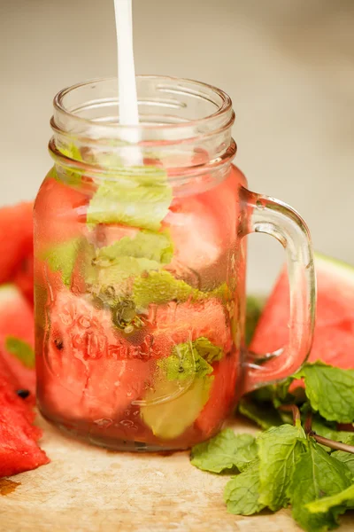 Detox vízzel, görögdinnye és a menta — Stock Fotó