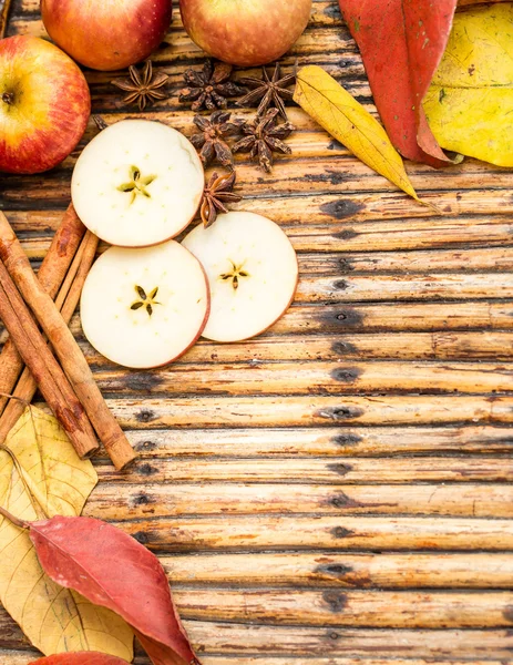 Apples with star anise. Autumn composition with leaves and apple — Stock Photo, Image