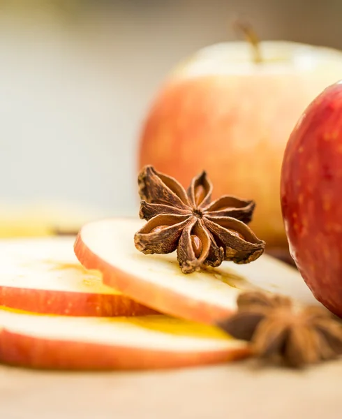 Maçãs com anis estrelado. Composição de outono com folhas e maçã — Fotografia de Stock