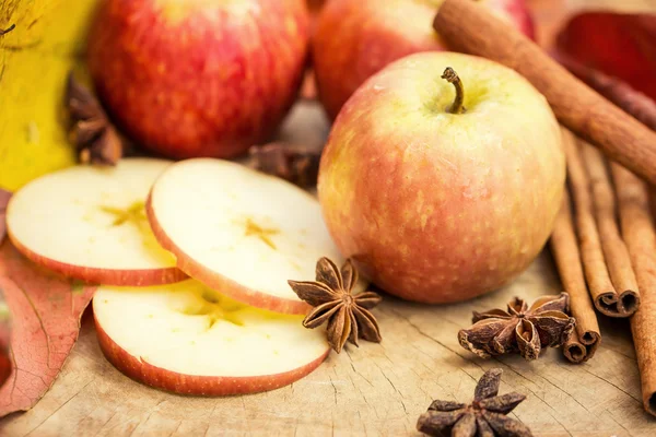 Apples with star anise. Autumn composition with leaves and apple — Stock Photo, Image