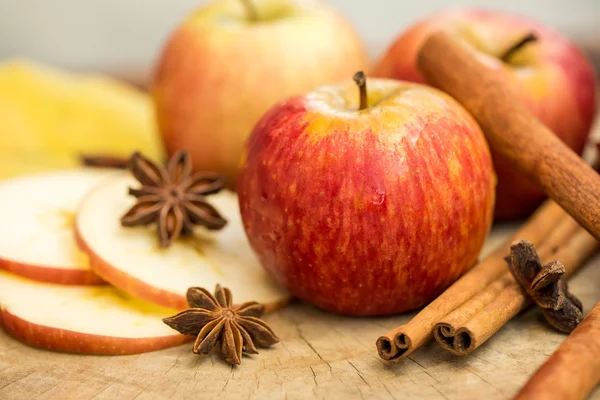 Apples with star anise. Autumn composition with leaves and apple — Stock Photo, Image