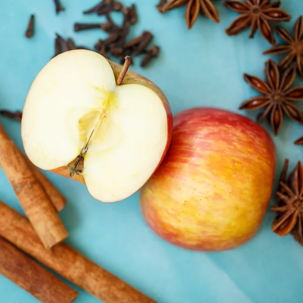 Apple, cloves and cinnamon (apple pie ingredients) — Stock Photo, Image