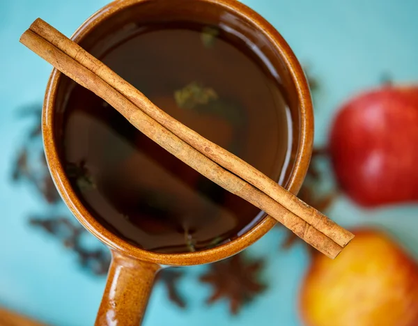 Chá de maçã com temperos em uma xícara — Fotografia de Stock