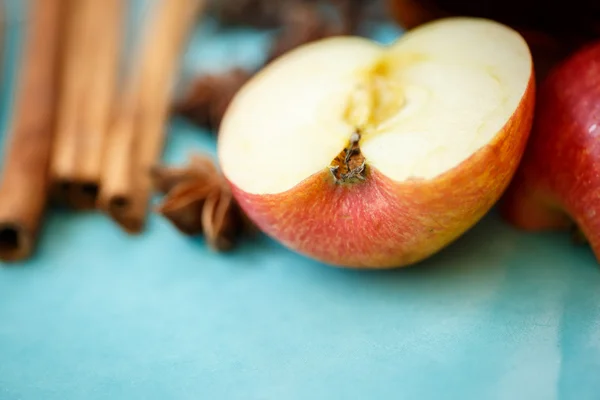 Maçã, cravo e canela (ingredientes de torta de maçã ) — Fotografia de Stock
