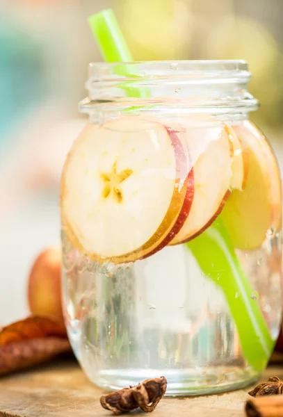 Desintoxicar a água com maçãs. Composição de outono com folhas e appl — Fotografia de Stock