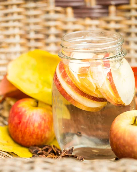 Detox water with apples. Autumn composition with leaves and appl — Stock Photo, Image