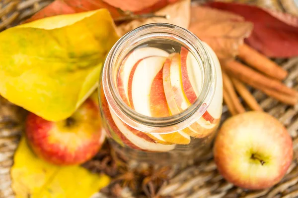 Detox water with apples. Autumn composition with leaves and appl — Stock Photo, Image