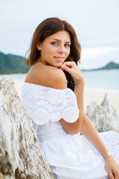 Hermosa mujer disfrutando del sol de verano en vestido blanco. Glamorou. —  Fotos de Stock