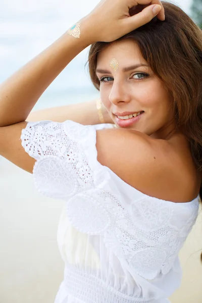 Hermosa mujer disfrutando del sol de verano en vestido blanco. Glamorou. —  Fotos de Stock