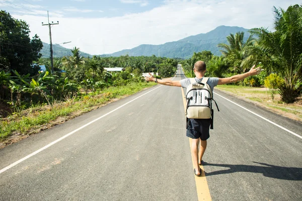 Férfi kész arra, hogy a hosszú úton járni egy hátizsák — Stock Fotó