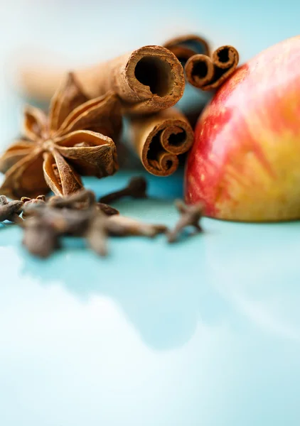 Яблоко, гвоздика и корица (яблочный пирог ингредиенты ) — стоковое фото