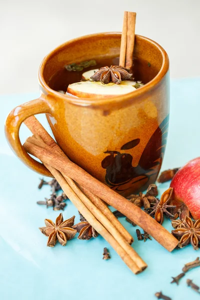 Яблочный чай со специями в чашке — стоковое фото
