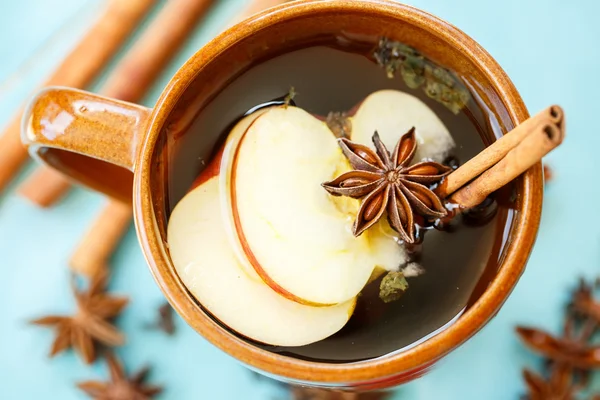 苹果与香料在一杯茶 — 图库照片