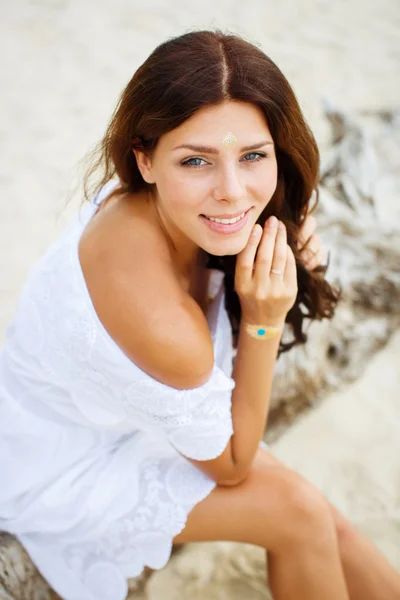 Mulher praia relaxante desfrutando do sol de verão em vestido branco. Gla... — Fotografia de Stock