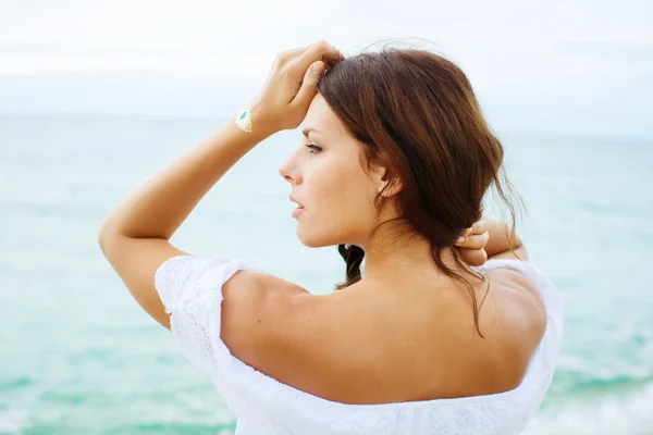 Relajante mujer de playa disfrutando del sol de verano en vestido blanco. Gla. —  Fotos de Stock