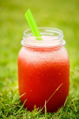 Su kavun yüzlü çimenlerin üzerinde