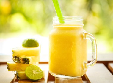 Kireç ile Ananas Smoothies