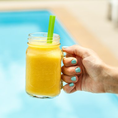 Meyve yüzlü - sağlıklı beslenme kavramı. Detoks smoo yakın çekim