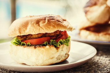 Vejetaryen burger bir plaka üzerinde. Yeşil arka plan