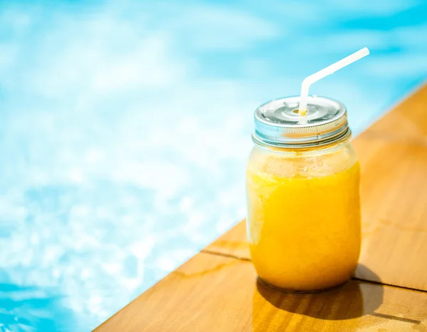 Havuzun karşı kavanoza smoothies — Stok fotoğraf