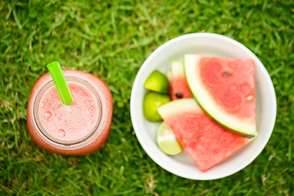 Smoothie au melon d'eau sur l'herbe — Photo