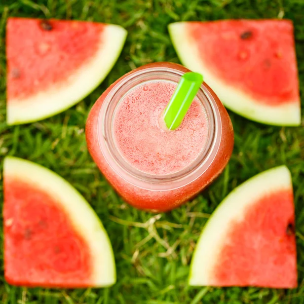 Smoothie melon wody na trawie — Zdjęcie stockowe