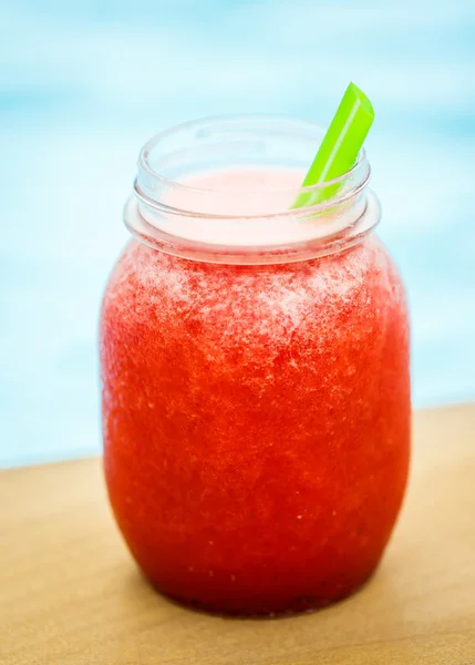 Semangka smoothie di latar belakang kolam . — Stok Foto