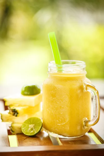 Smoothies Ananas mit Limette — Stockfoto