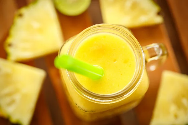 Smoothies pineapple with lime — Stock Photo, Image