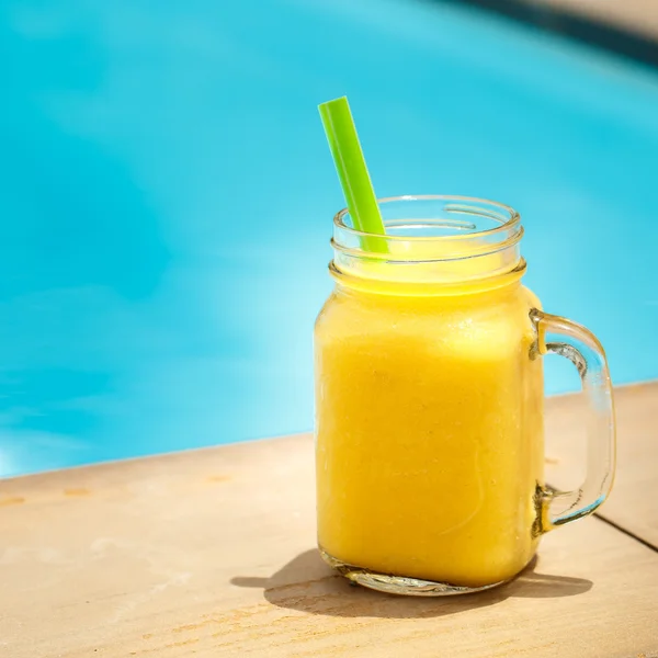 Smoothies em frasco contra a piscina — Fotografia de Stock