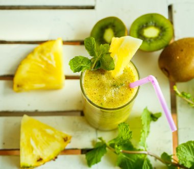 Kivi ve masada Ananas Smoothies. Üstten Görünüm