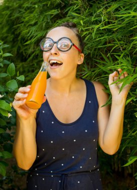 bir şişe suyu inek kız