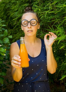 bir şişe suyu inek kız