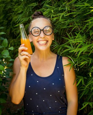 bir şişe suyu inek kız