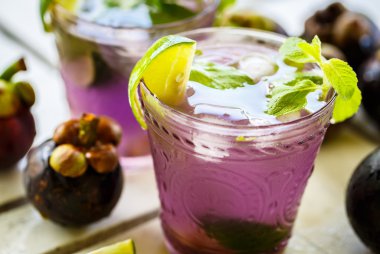 Suyu mangosteen, limon ve nane ile