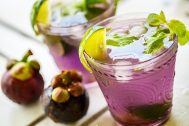 Suyu mangosteen, limon ve nane ile