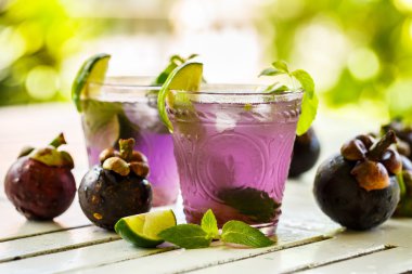 Suyu mangosteen, limon ve nane ile