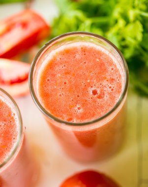 Taze domates taze otlar ile