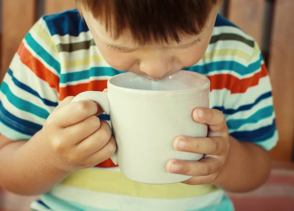 Niño bebiendo leche — Foto de Stock
