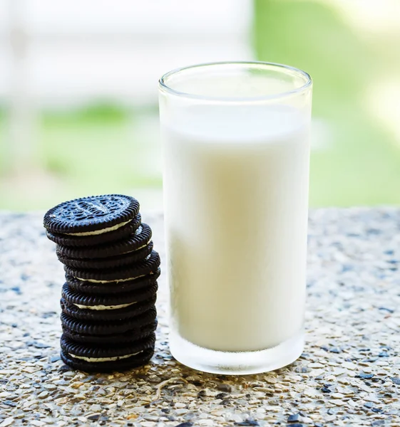 Ett glas mjölk och kakor Oreo — Stockfoto