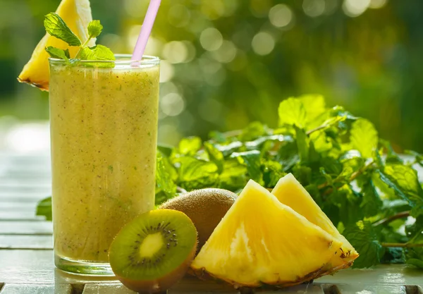 Smoothies av kiwi och ananas på bordet — Stockfoto