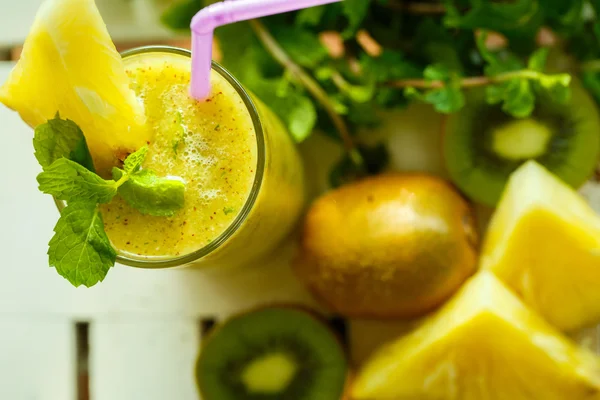 Frullati di kiwi e ananas sul tavolo. Vista dall'alto — Foto Stock