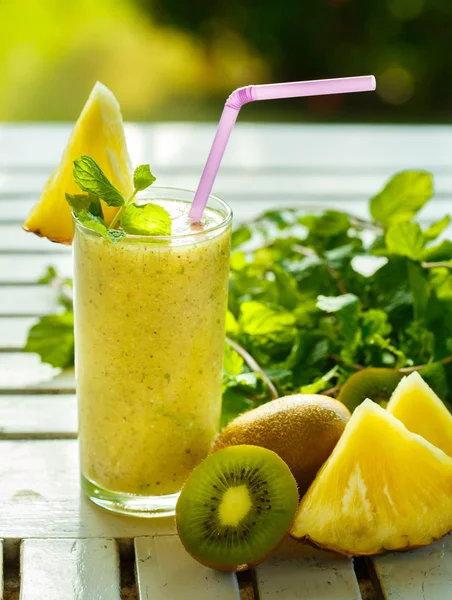 Smoothies kiwi a ananas na stůl — Stock fotografie