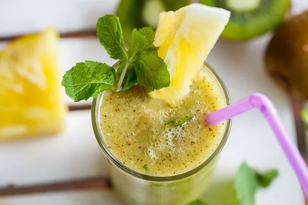 Smoothie dari kiwi dan nanas di atas meja. Tampilan atas — Stok Foto